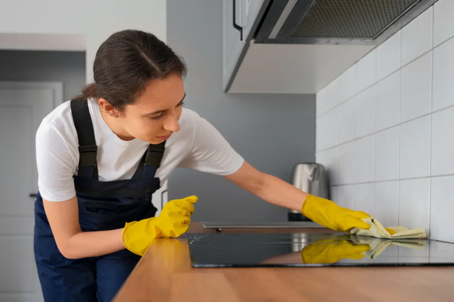 Kitchen cleaning hacks with vinegar in Boston